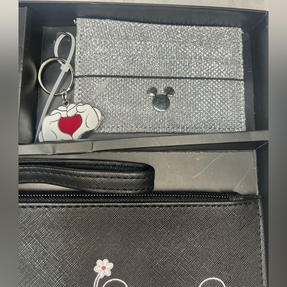 Disney Bioworld Mickey and Minnie Mouse 3 Piece Gift Set. Number 2 of 2. - Picture 3 of 7